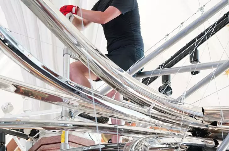 Oskar Zięta during the installation of Kraken