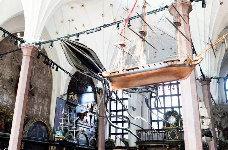 Kraken between the museum's exhibits