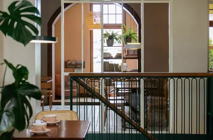 poszczególne części restauracji rozdziela szklana ścianka