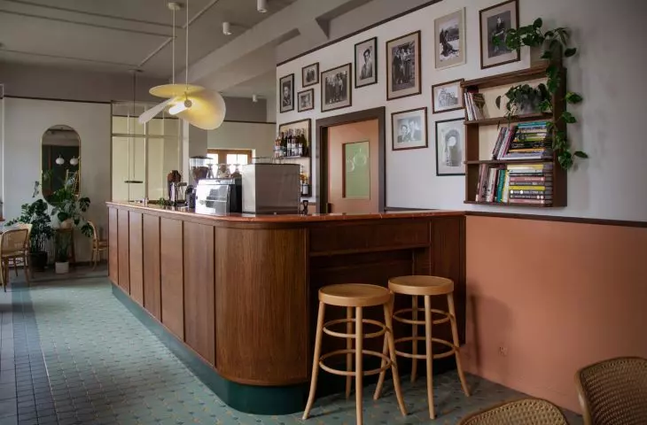 sercem restauracji jest bar z różowym blatem