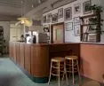 sercem restauracji jest bar z różowym blatem