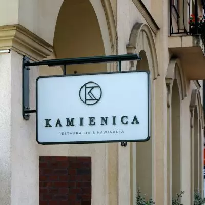 szyld semaforowy przed wejściem do restauracji szyld semaforowy przed wejściem do restauracji