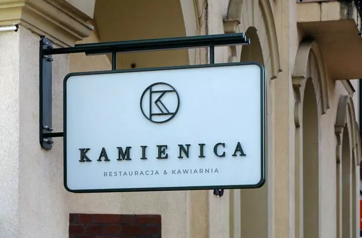 szyld semaforowy przed wejściem do restauracji