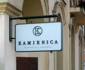 szyld semaforowy przed wejściem do restauracji