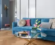 Błękitna kanapa w salonie