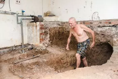Vana wychodzi z tunelu pod jego domem Vana wychodzi z tunelu pod jego domem