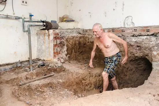 Vana wychodzi z tunelu pod jego domem Vana wychodzi z tunelu pod jego domem