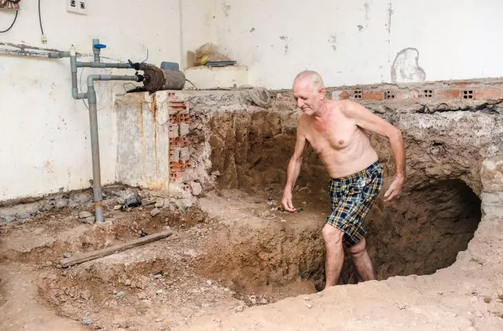 Vana wychodzi z tunelu pod jego domem, An Nhơn Tây, 26.03.2018.