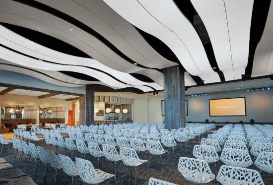 przestrzenne płyty sufitowe Knauf Ceiling Solutions w sali konferencyjnej warszawskiego biurowca przestrzenne płyty sufitowe Knauf Ceiling Solutions w sali konferencyjnej warszawskiego biurowca