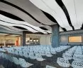 przestrzenne płyty sufitowe Knauf Ceiling Solutions w sali konferencyjnej warszawskiego biurowca