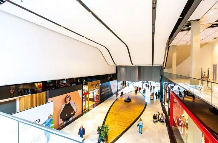 gładki akustyczny sufit Elegenaza w największym centrum handlowym w Holandii