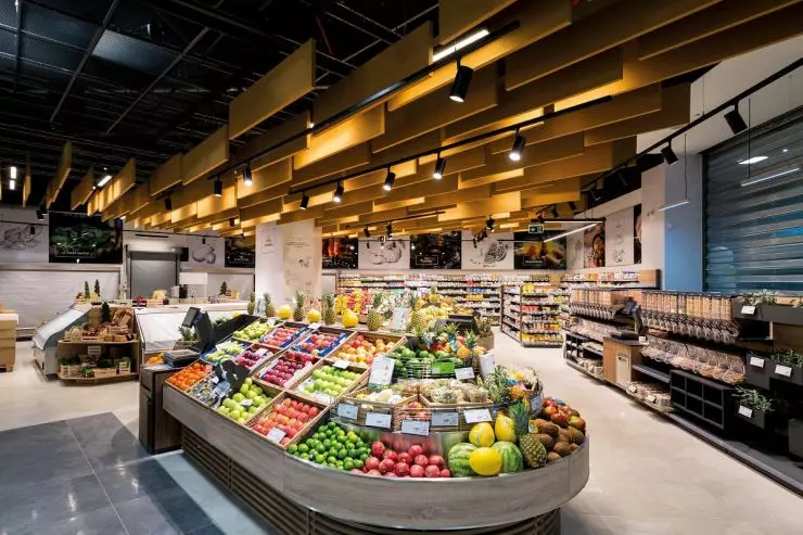 ażurowa konstrukcja wąskich paneli metalowych w serbskim markecie ażurowa konstrukcja wąskich paneli metalowych w serbskim markecie