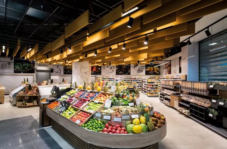 ażurowa konstrukcja wąskich paneli metalowych w serbskim markecie