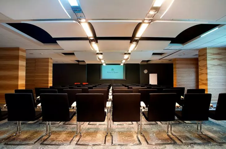 Villa Port in Ostroda, on the ceiling acoustic island panels from the AMF THERMATEX Sonic Arc line
