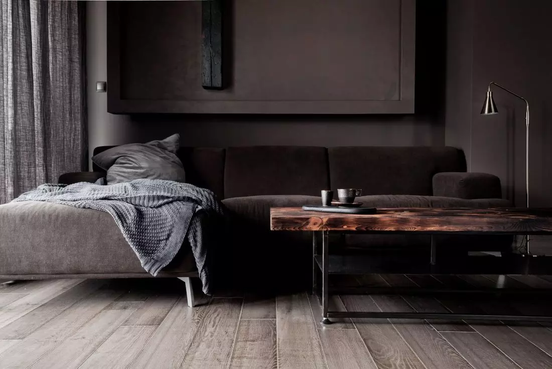 Ciemny salon
w mieszkaniu wabi-sabi