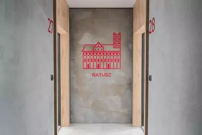 wewnątrz architekci wprowadzili dekoracyjne infografiki i rozbudowane wewnątrz architekci wprowadzili dekoracyjne infografiki i rozbudowane