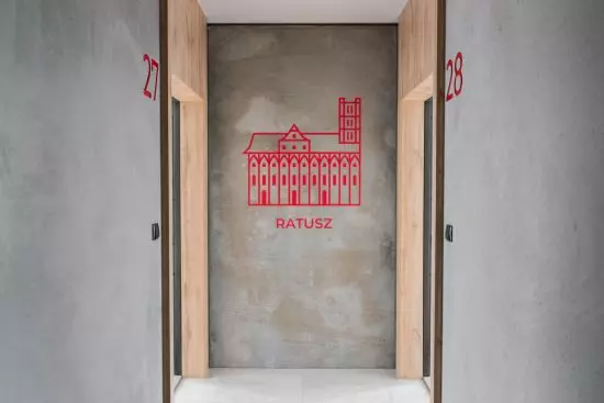 wewnątrz architekci wprowadzili dekoracyjne infografiki i rozbudowane wewnątrz architekci wprowadzili dekoracyjne infografiki i rozbudowane