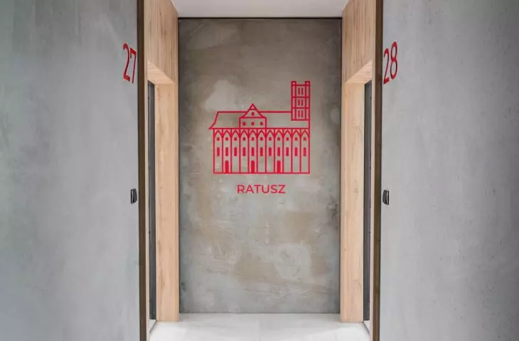 wewnątrz architekci wprowadzili dekoracyjne infografiki i rozbudowane, drewniane ościeżnice