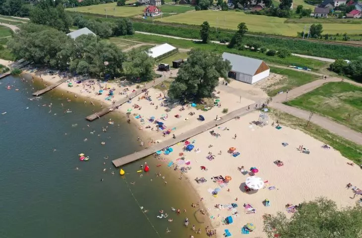 Do odświeżenia i poszerzenia plaży potrzebne było 7 tys. ton nowego piasku