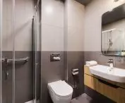 Łazienka hotelowa w odcieniach szarości
