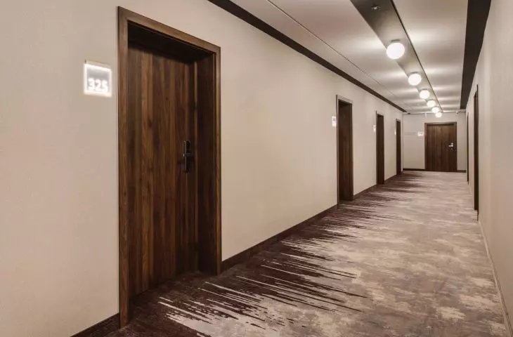 Przyciemnione korytarze hotelu