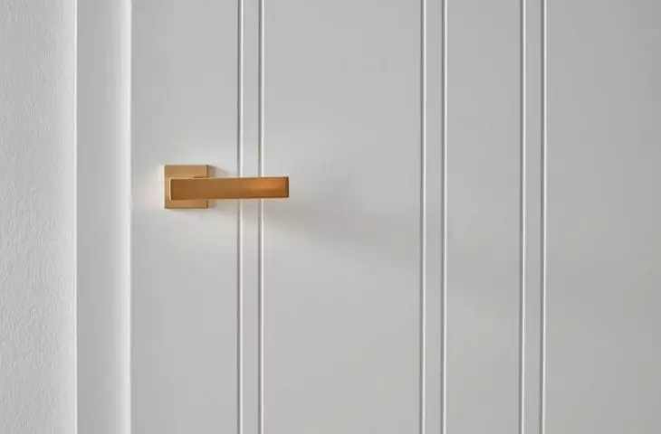 Fina door can be installed in rebated, rebateless or reverse rebated version