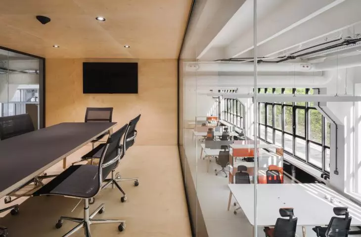 antresola z salą konferencyjną, widok na open space