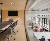 antresola z salą konferencyjną, widok na open space
