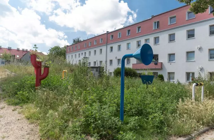 Instalacja na Wzgórzu św. Wawrzyńca w Gdyni: meble miejskie ready-made