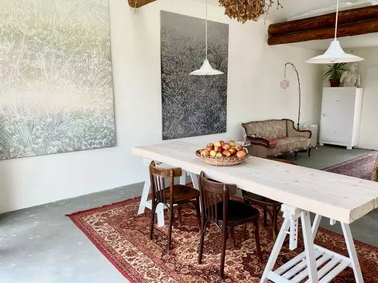 duży table in the Studio