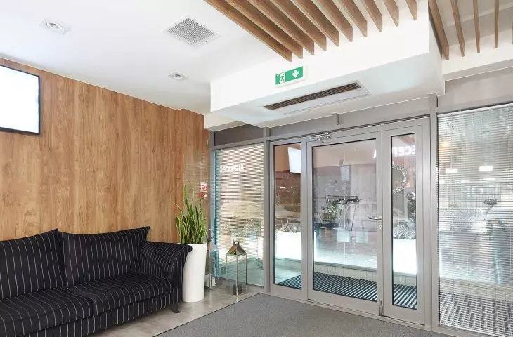 ELiS B built-in air curtain is almost invisible in the interior