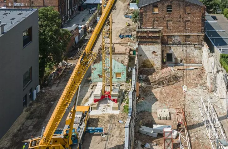Prace rozbiórkowe budynku