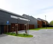 The swimming pool on Eisenberg Street from the side of the parking lot