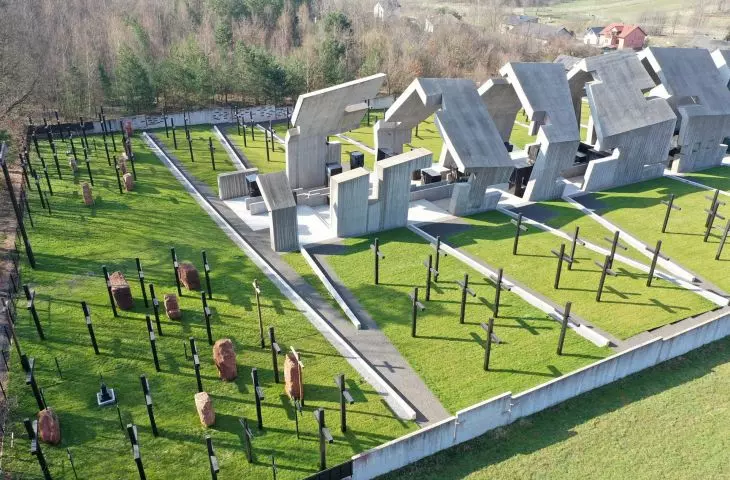 Głównym budulcem bryły jest beton