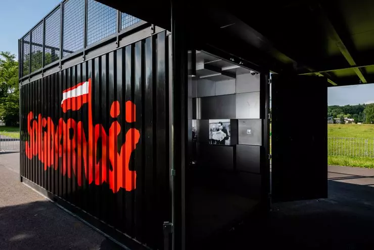 each of the containers houses an exhibition dedicated to one of the August accords każdy of the containers houses an exhibition dedicated to one of the August accords