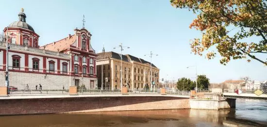 building is located right by the Oder River budynek is located right by the Oder River