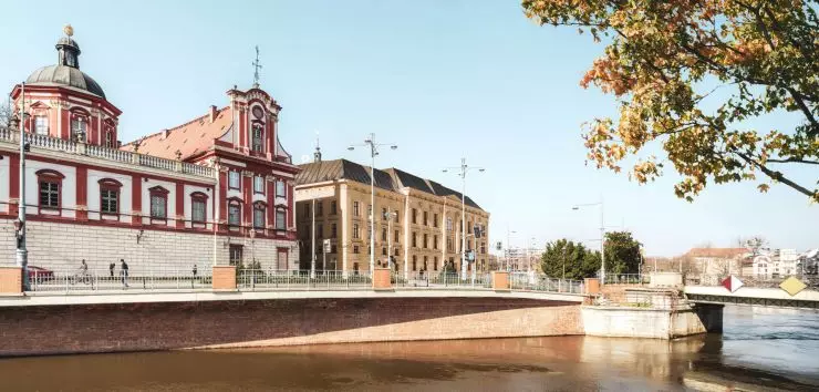 building is located right by the Oder River budynek is located right by the Oder River