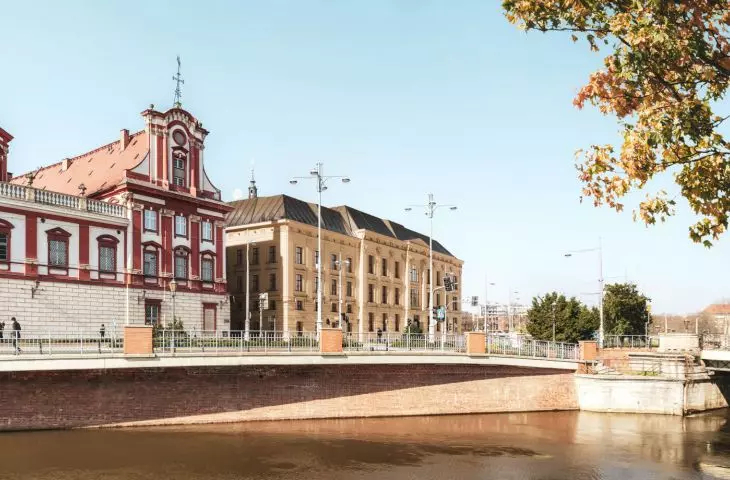 the building is located right next to the Oder River, in the very center of the city