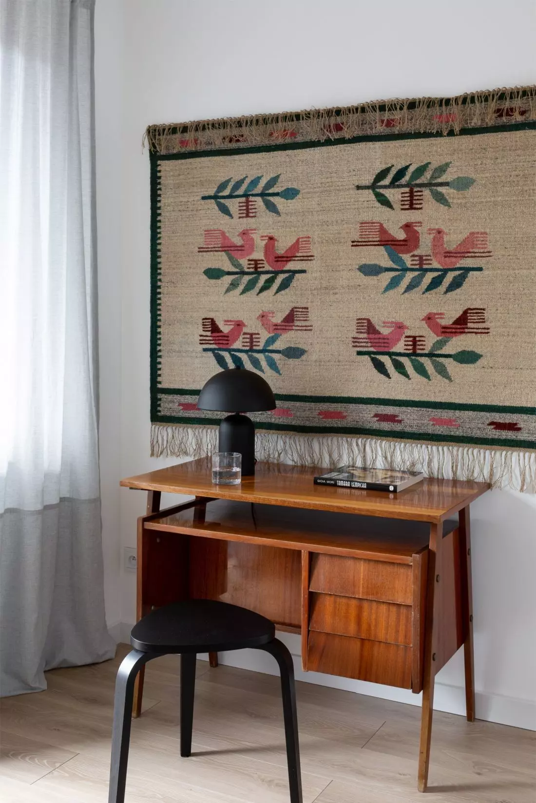 Drewniany stolik
i kilim