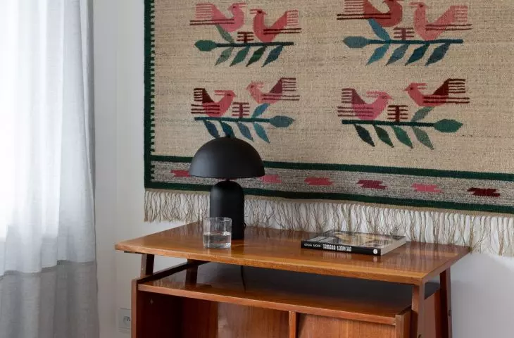 Stolik i kilim pochodzi od poprzednich właścicieli