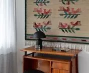 Stolik i kilim pochodzi od poprzednich właścicieli