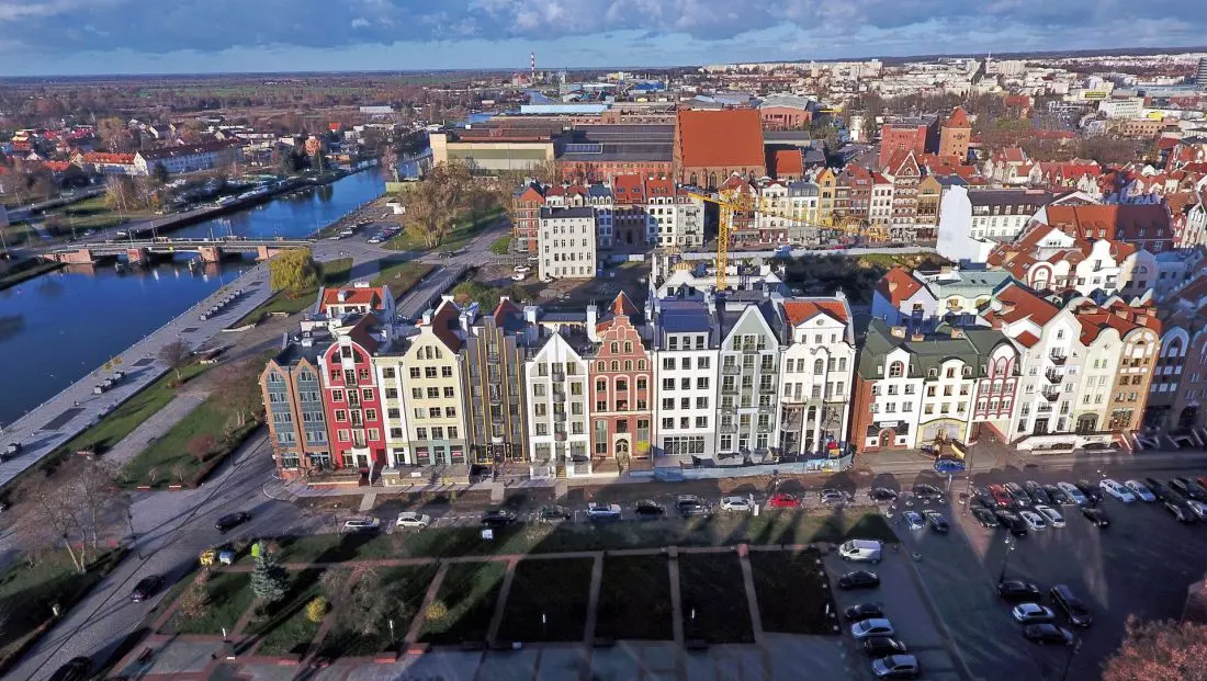 widok z lotu ptaka na pierzeję ulicy Rybackiej (bliżej rzeki)