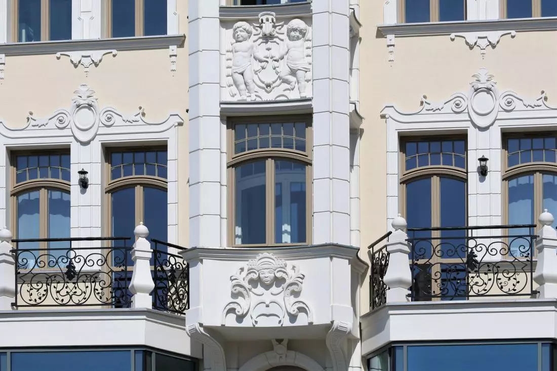 zbliżenie na detal secesyjnej kamienicy na ul. Rybackiej