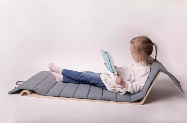 The tabletop can also be a seat
