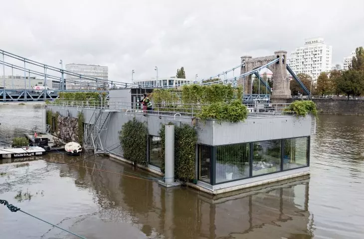 view of Odra Centrum and Grunwaldzki Bridge, in the background on the right, the spotlights designed by Jadwiga Grabowska-Hawrylak
