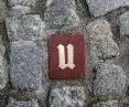 Kostka z  „Alfabetu gdańskiego” w chodniku miejskim 