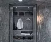 garderoba w pokoju hotelowym