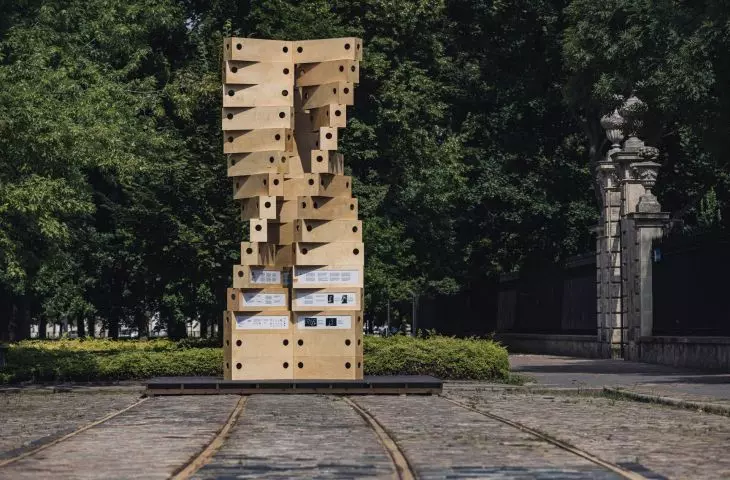 tymczasowa instalacja artystyczna przy ulicy Stare Nalewki