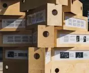 na części ławek umieszczone zostały lightboxy z informacjami o nauczycielach i Marszu Pamięci