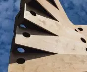 instalację tworzą trzy wieże zbudowane z prostych ławek z wodoodpornej sklejki